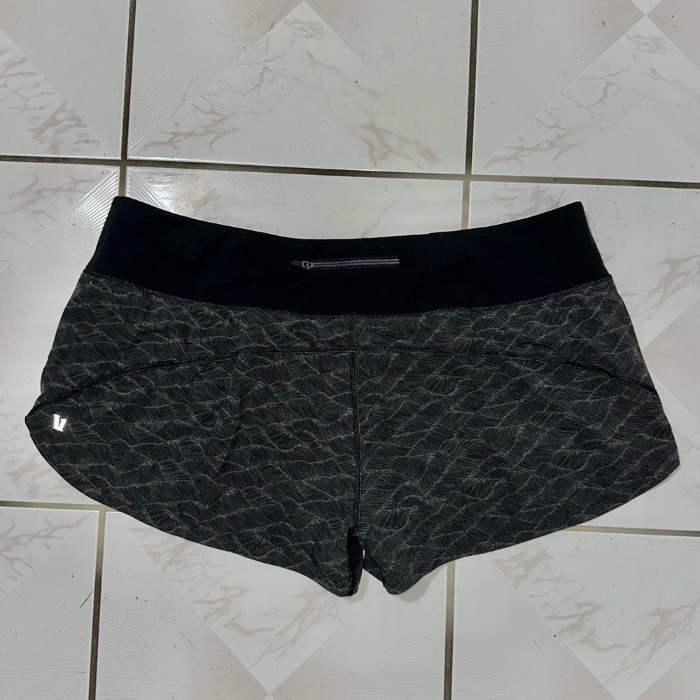 Vuori Omni Women's Athletic Shorts - Black and Gray xl